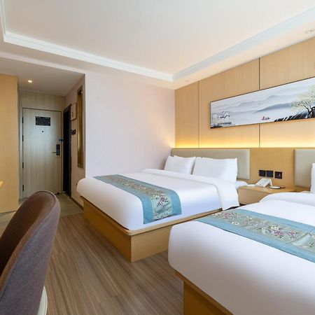 East Sacred Hotel--Very Near Beijing Tiananmen Square ,The Forbidden City,The Temple Of Heaven ,3 Minutes' Walk To Wangfujing Subway ,Located In The Center Of Beijing, Many Shopping Malls Around,Newly Renovated Hotel-Able To Receive Foreign Guests Exterior photo