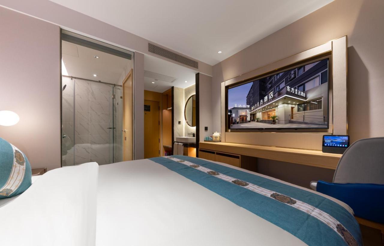 East Sacred Hotel--Very Near Beijing Tiananmen Square ,The Forbidden City,The Temple Of Heaven ,3 Minutes' Walk To Wangfujing Subway ,Located In The Center Of Beijing, Many Shopping Malls Around,Newly Renovated Hotel-Able To Receive Foreign Guests Exterior photo Deluxe Room