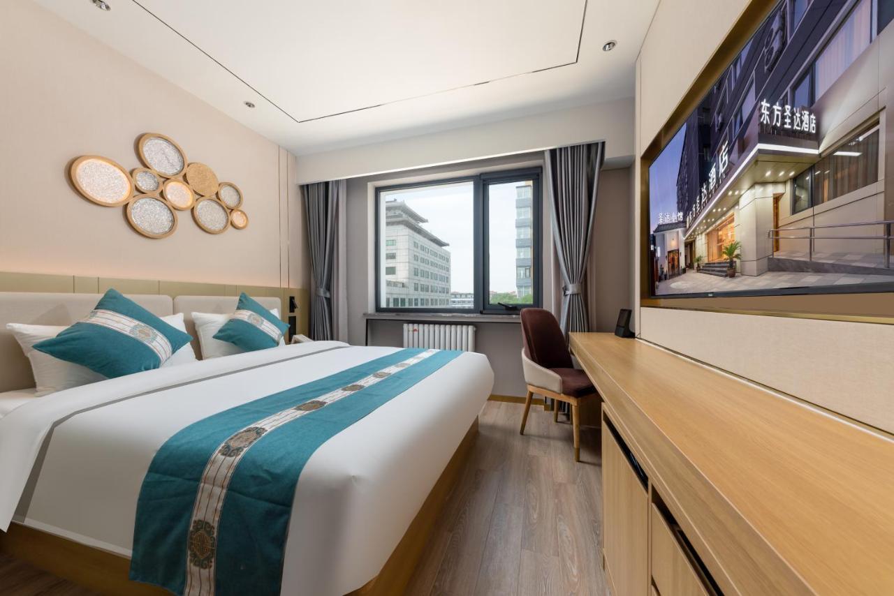 East Sacred Hotel--Very Near Beijing Tiananmen Square ,The Forbidden City,The Temple Of Heaven ,3 Minutes' Walk To Wangfujing Subway ,Located In The Center Of Beijing, Many Shopping Malls Around,Newly Renovated Hotel-Able To Receive Foreign Guests Exterior photo A room at the hotel