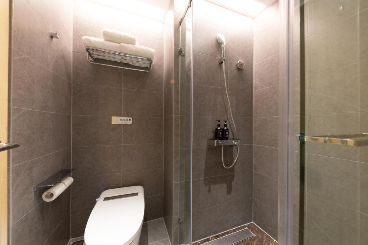 East Sacred Hotel--Very Near Beijing Tiananmen Square ,The Forbidden City,The Temple Of Heaven ,3 Minutes' Walk To Wangfujing Subway ,Located In The Center Of Beijing, Many Shopping Malls Around,Newly Renovated Hotel-Able To Receive Foreign Guests Exterior photo A shower cubicle