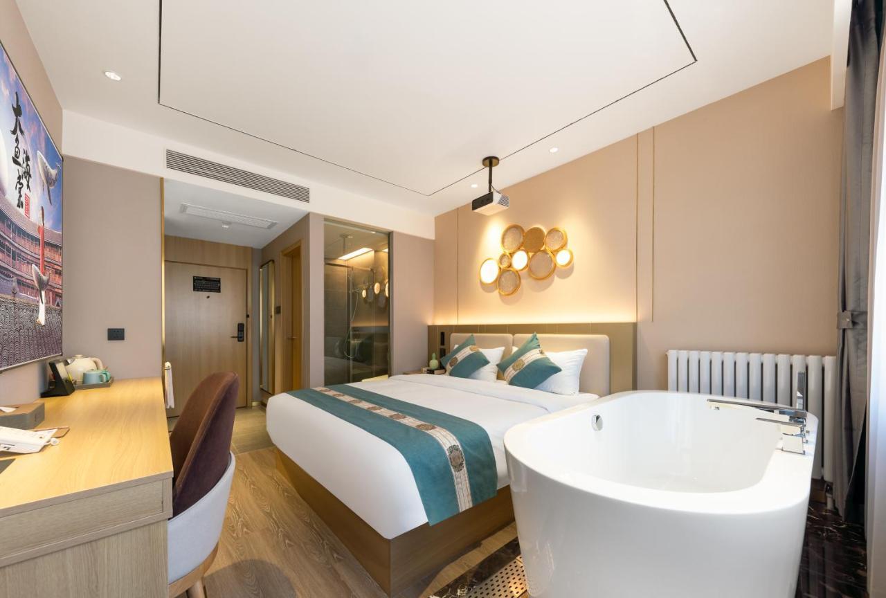 East Sacred Hotel--Very Near Beijing Tiananmen Square ,The Forbidden City,The Temple Of Heaven ,3 Minutes' Walk To Wangfujing Subway ,Located In The Center Of Beijing, Many Shopping Malls Around,Newly Renovated Hotel-Able To Receive Foreign Guests Exterior photo Deluxe Room