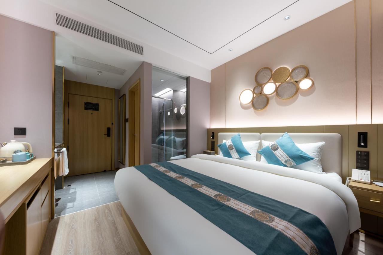 East Sacred Hotel--Very Near Beijing Tiananmen Square ,The Forbidden City,The Temple Of Heaven ,3 Minutes' Walk To Wangfujing Subway ,Located In The Center Of Beijing, Many Shopping Malls Around,Newly Renovated Hotel-Able To Receive Foreign Guests Exterior photo A room at the hotel