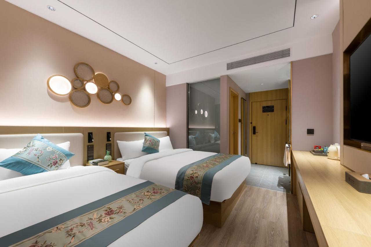 East Sacred Hotel--Very Near Beijing Tiananmen Square ,The Forbidden City,The Temple Of Heaven ,3 Minutes' Walk To Wangfujing Subway ,Located In The Center Of Beijing, Many Shopping Malls Around,Newly Renovated Hotel-Able To Receive Foreign Guests Exterior photo Deluxe room