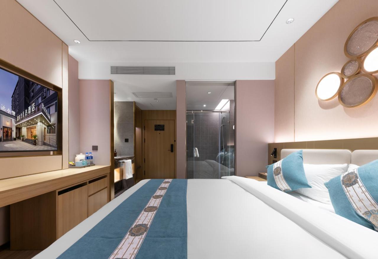 East Sacred Hotel--Very Near Beijing Tiananmen Square ,The Forbidden City,The Temple Of Heaven ,3 Minutes' Walk To Wangfujing Subway ,Located In The Center Of Beijing, Many Shopping Malls Around,Newly Renovated Hotel-Able To Receive Foreign Guests Exterior photo Deluxe room