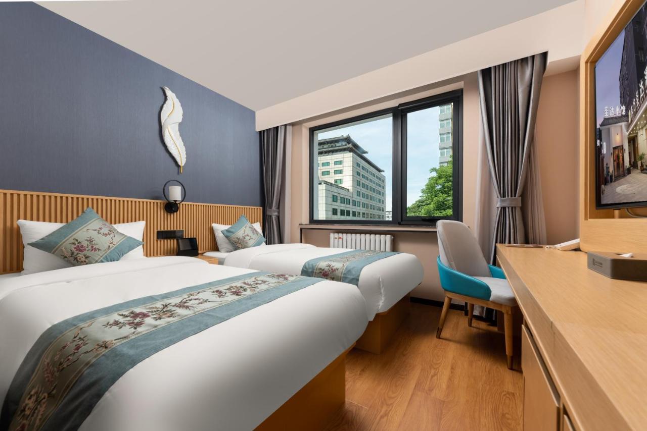 East Sacred Hotel--Very Near Beijing Tiananmen Square ,The Forbidden City,The Temple Of Heaven ,3 Minutes' Walk To Wangfujing Subway ,Located In The Center Of Beijing, Many Shopping Malls Around,Newly Renovated Hotel-Able To Receive Foreign Guests Exterior photo