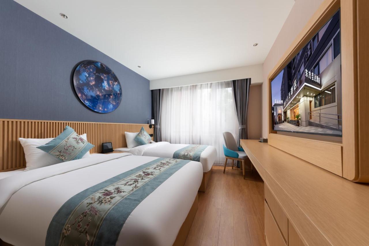 East Sacred Hotel--Very Near Beijing Tiananmen Square ,The Forbidden City,The Temple Of Heaven ,3 Minutes' Walk To Wangfujing Subway ,Located In The Center Of Beijing, Many Shopping Malls Around,Newly Renovated Hotel-Able To Receive Foreign Guests Exterior photo Deluxe room