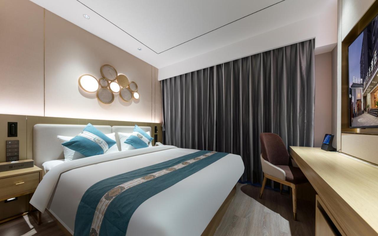 East Sacred Hotel--Very Near Beijing Tiananmen Square ,The Forbidden City,The Temple Of Heaven ,3 Minutes' Walk To Wangfujing Subway ,Located In The Center Of Beijing, Many Shopping Malls Around,Newly Renovated Hotel-Able To Receive Foreign Guests Exterior photo A bedroom in the hotel