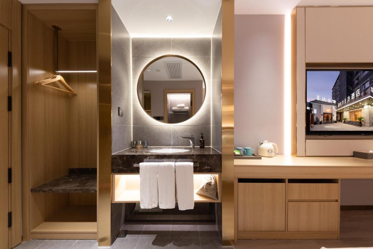 East Sacred Hotel--Very Near Beijing Tiananmen Square ,The Forbidden City,The Temple Of Heaven ,3 Minutes' Walk To Wangfujing Subway ,Located In The Center Of Beijing, Many Shopping Malls Around,Newly Renovated Hotel-Able To Receive Foreign Guests Exterior photo Bathroom