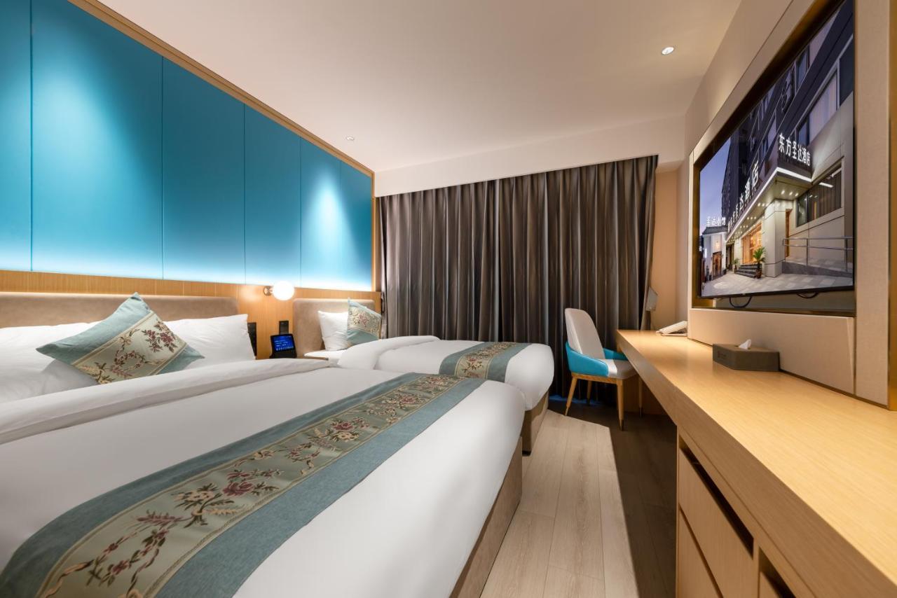 East Sacred Hotel--Very Near Beijing Tiananmen Square ,The Forbidden City,The Temple Of Heaven ,3 Minutes' Walk To Wangfujing Subway ,Located In The Center Of Beijing, Many Shopping Malls Around,Newly Renovated Hotel-Able To Receive Foreign Guests Exterior photo Deluxe Room