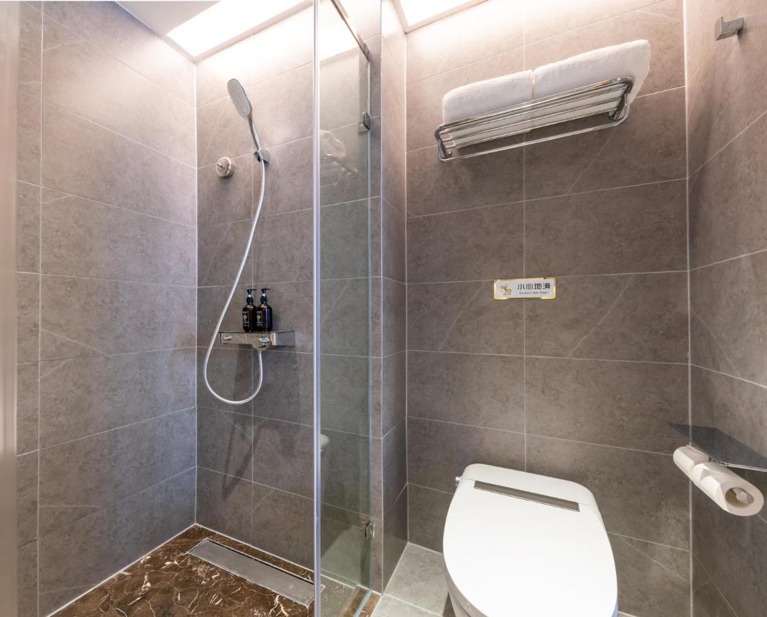 East Sacred Hotel--Very Near Beijing Tiananmen Square ,The Forbidden City,The Temple Of Heaven ,3 Minutes' Walk To Wangfujing Subway ,Located In The Center Of Beijing, Many Shopping Malls Around,Newly Renovated Hotel-Able To Receive Foreign Guests Exterior photo A wet room in a hotel