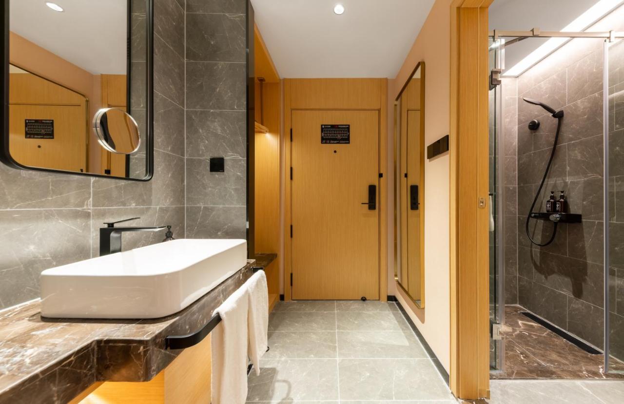 East Sacred Hotel--Very Near Beijing Tiananmen Square ,The Forbidden City,The Temple Of Heaven ,3 Minutes' Walk To Wangfujing Subway ,Located In The Center Of Beijing, Many Shopping Malls Around,Newly Renovated Hotel-Able To Receive Foreign Guests Exterior photo Bathroom