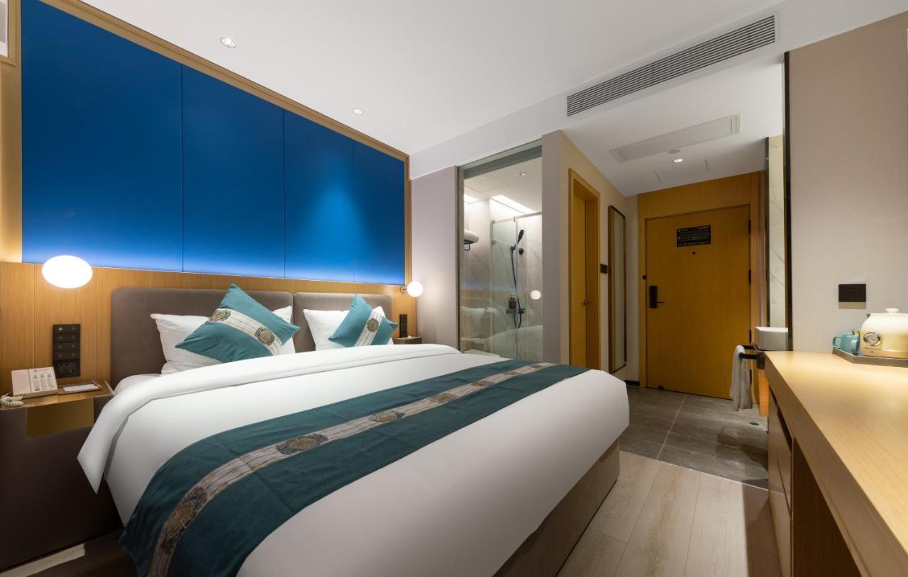 East Sacred Hotel--Very Near Beijing Tiananmen Square ,The Forbidden City,The Temple Of Heaven ,3 Minutes' Walk To Wangfujing Subway ,Located In The Center Of Beijing, Many Shopping Malls Around,Newly Renovated Hotel-Able To Receive Foreign Guests Exterior photo Deluxe room