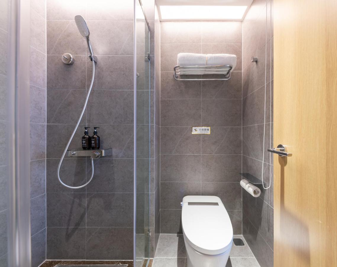 East Sacred Hotel--Very Near Beijing Tiananmen Square ,The Forbidden City,The Temple Of Heaven ,3 Minutes' Walk To Wangfujing Subway ,Located In The Center Of Beijing, Many Shopping Malls Around,Newly Renovated Hotel-Able To Receive Foreign Guests Exterior photo A wet room in a hotel