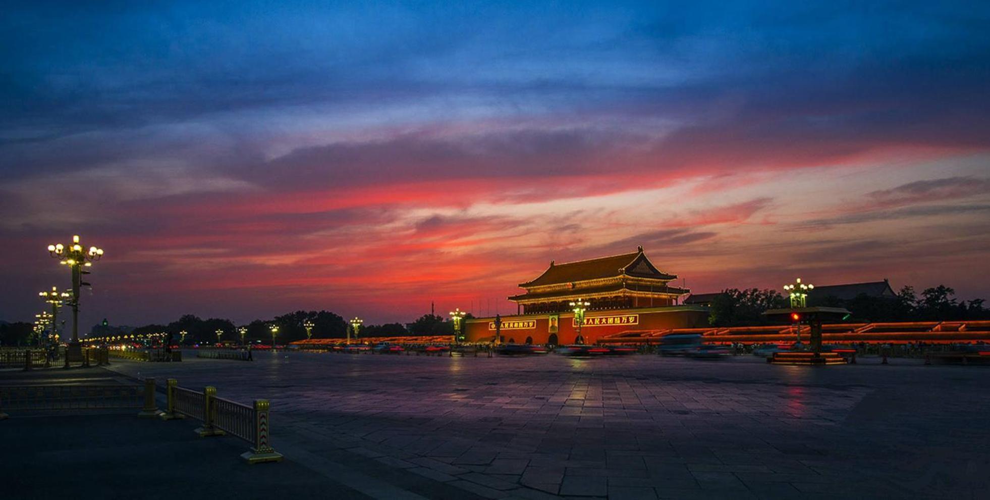 East Sacred Hotel--Very Near Beijing Tiananmen Square ,The Forbidden City,The Temple Of Heaven ,3 Minutes' Walk To Wangfujing Subway ,Located In The Center Of Beijing, Many Shopping Malls Around,Newly Renovated Hotel-Able To Receive Foreign Guests Exterior photo The Forbidden City at sunset