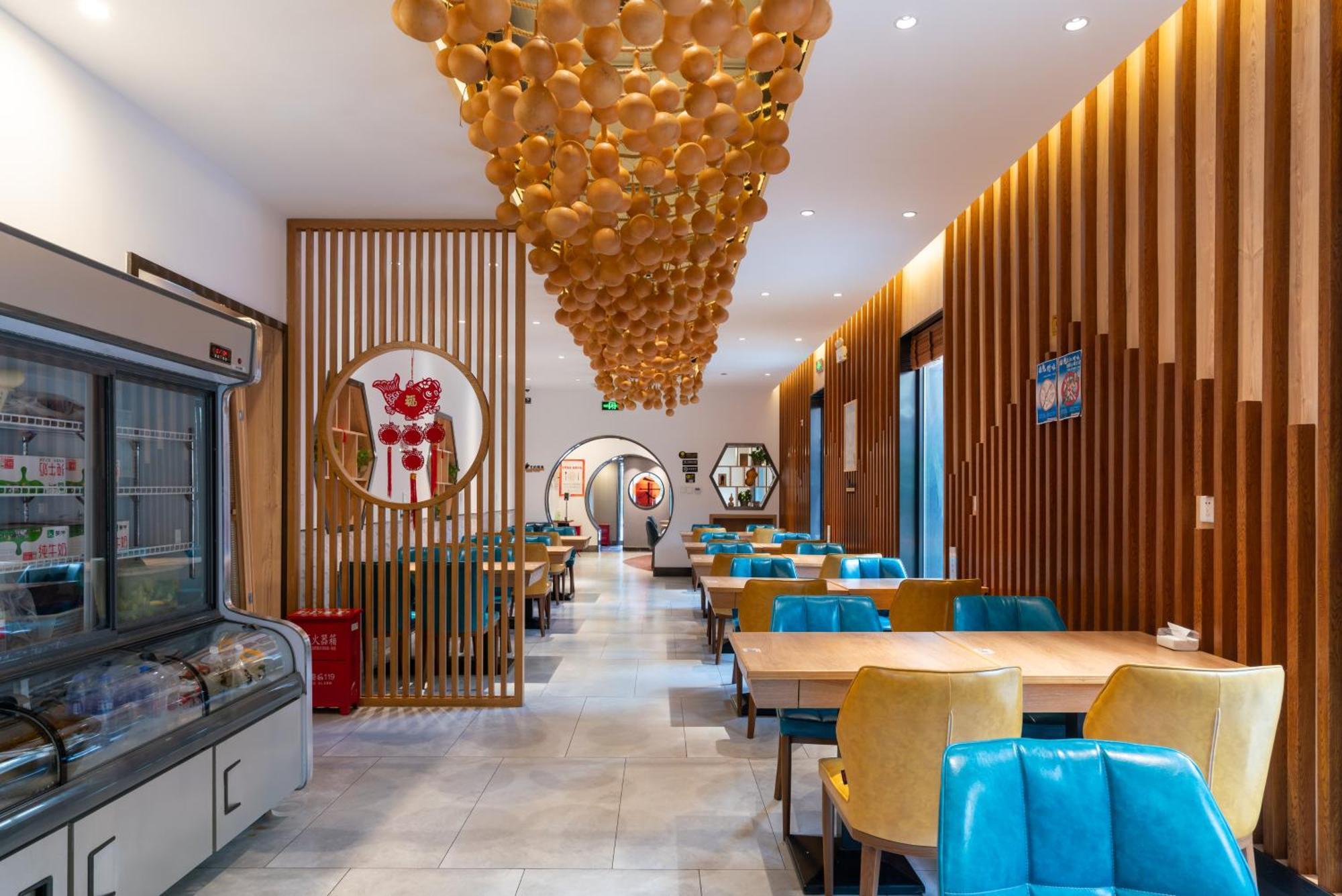 East Sacred Hotel--Very Near Beijing Tiananmen Square ,The Forbidden City,The Temple Of Heaven ,3 Minutes' Walk To Wangfujing Subway ,Located In The Center Of Beijing, Many Shopping Malls Around,Newly Renovated Hotel-Able To Receive Foreign Guests Exterior photo Interior of a restaurant in China