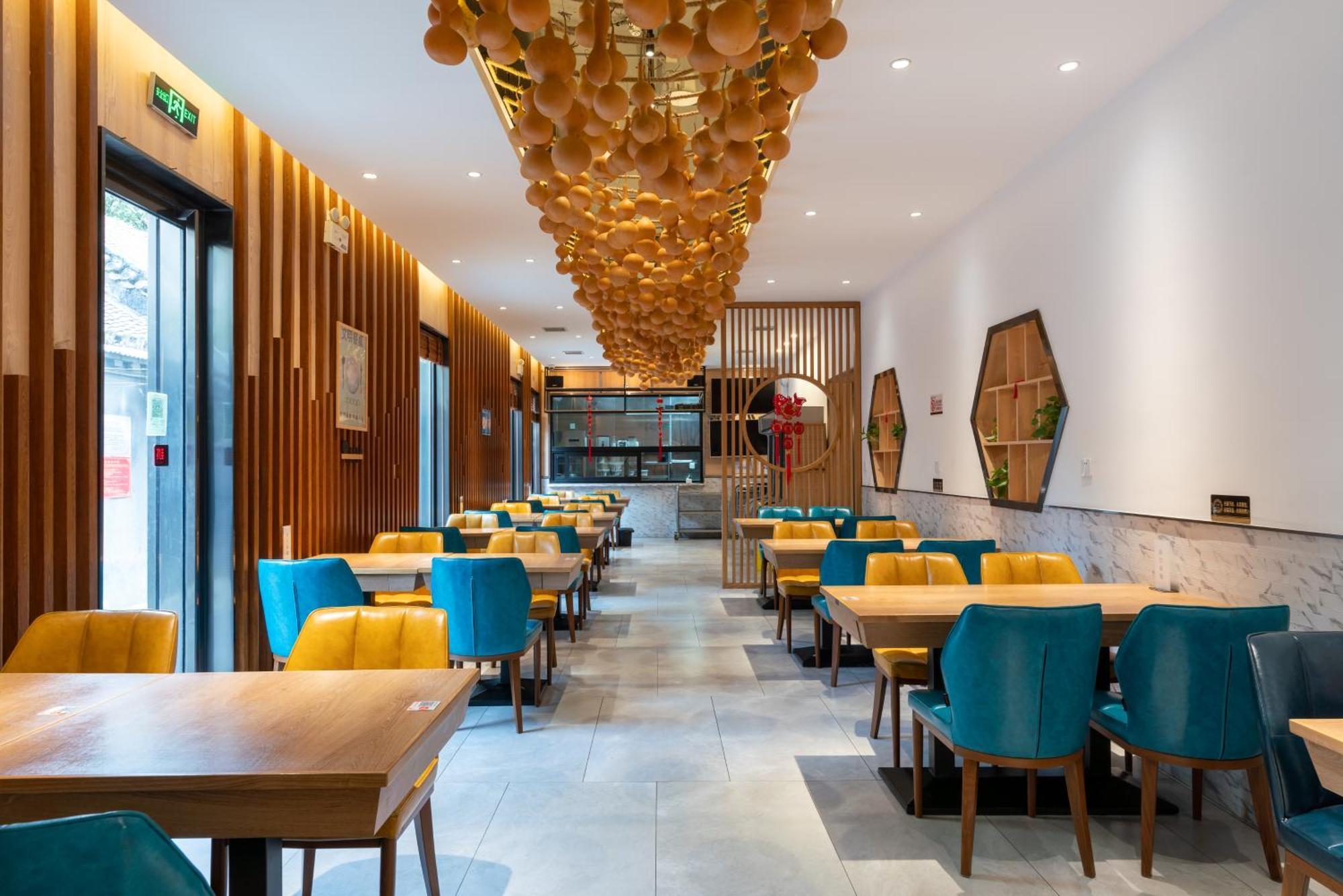 East Sacred Hotel--Very Near Beijing Tiananmen Square ,The Forbidden City,The Temple Of Heaven ,3 Minutes' Walk To Wangfujing Subway ,Located In The Center Of Beijing, Many Shopping Malls Around,Newly Renovated Hotel-Able To Receive Foreign Guests Exterior photo Interior of a restaurant in Beijing