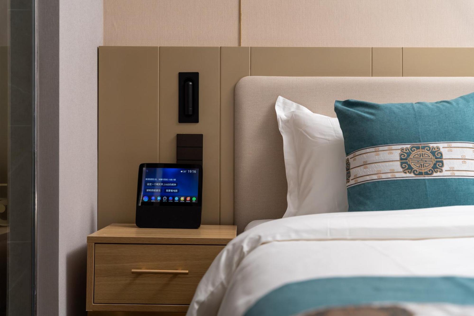 East Sacred Hotel--Very Near Beijing Tiananmen Square ,The Forbidden City,The Temple Of Heaven ,3 Minutes' Walk To Wangfujing Subway ,Located In The Center Of Beijing, Many Shopping Malls Around,Newly Renovated Hotel-Able To Receive Foreign Guests Exterior photo A smart hotel room