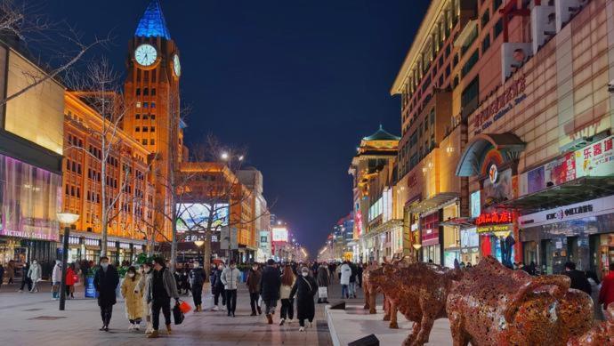 East Sacred Hotel--Very Near Beijing Tiananmen Square ,The Forbidden City,The Temple Of Heaven ,3 Minutes' Walk To Wangfujing Subway ,Located In The Center Of Beijing, Many Shopping Malls Around,Newly Renovated Hotel-Able To Receive Foreign Guests Exterior photo The Bund at night