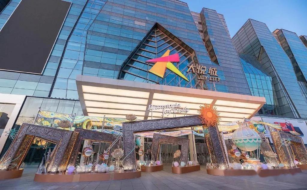 East Sacred Hotel--Very Near Beijing Tiananmen Square ,The Forbidden City,The Temple Of Heaven ,3 Minutes' Walk To Wangfujing Subway ,Located In The Center Of Beijing, Many Shopping Malls Around,Newly Renovated Hotel-Able To Receive Foreign Guests Exterior photo Main entrance