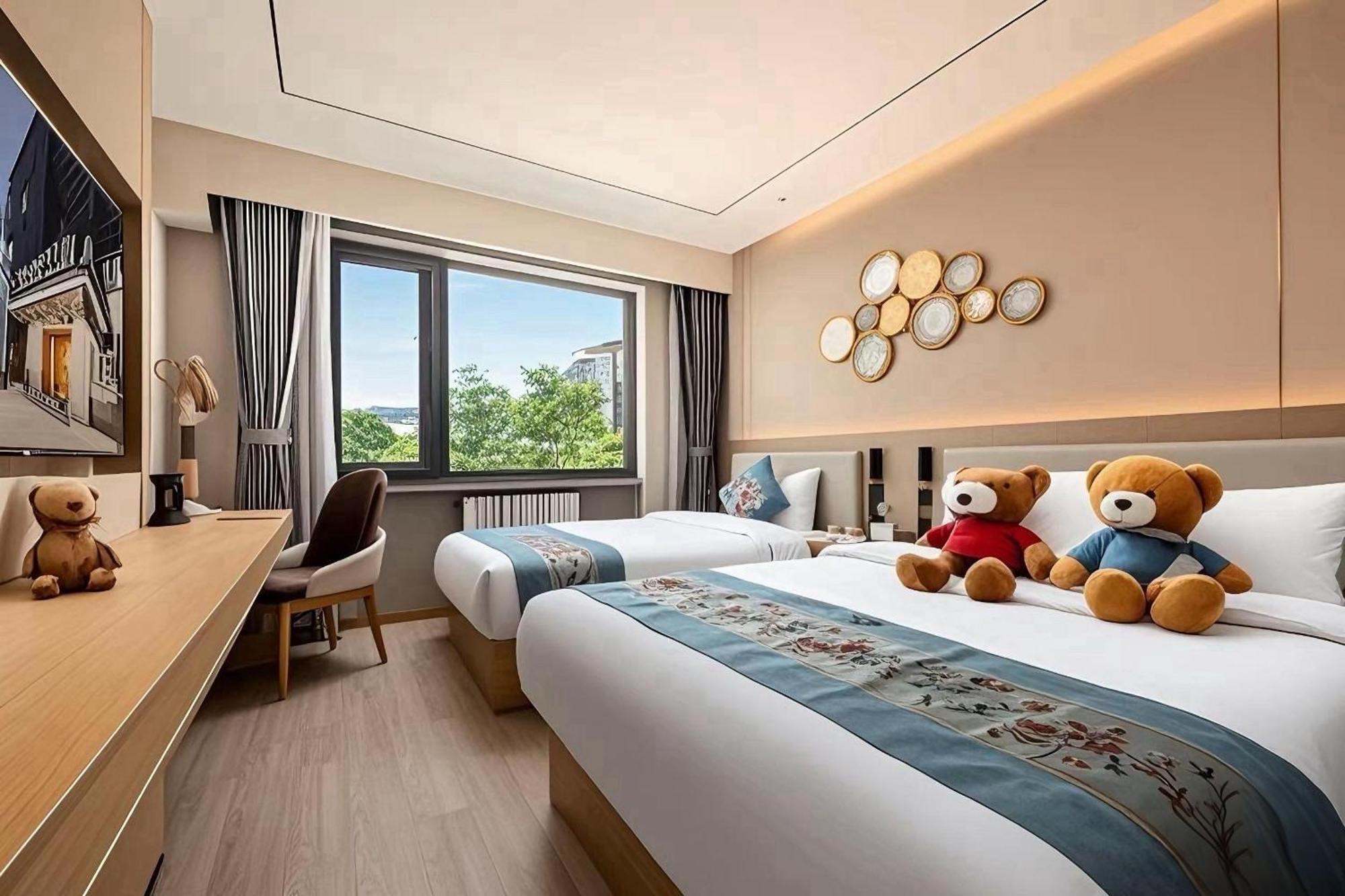 East Sacred Hotel--Very Near Beijing Tiananmen Square ,The Forbidden City,The Temple Of Heaven ,3 Minutes' Walk To Wangfujing Subway ,Located In The Center Of Beijing, Many Shopping Malls Around,Newly Renovated Hotel-Able To Receive Foreign Guests Exterior photo Deluxe Room