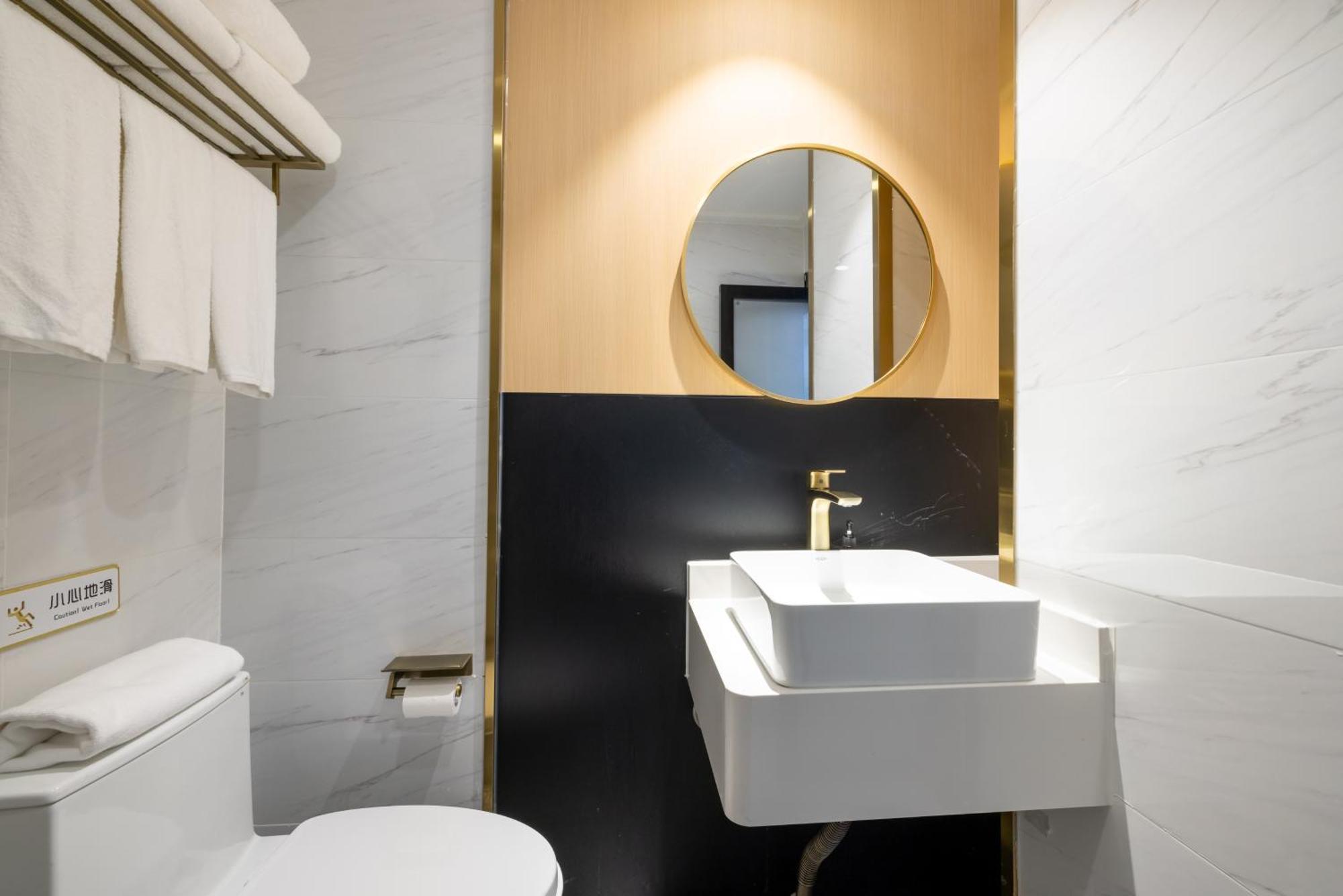 East Sacred Hotel--Very Near Beijing Tiananmen Square ,The Forbidden City,The Temple Of Heaven ,3 Minutes' Walk To Wangfujing Subway ,Located In The Center Of Beijing, Many Shopping Malls Around,Newly Renovated Hotel-Able To Receive Foreign Guests Exterior photo